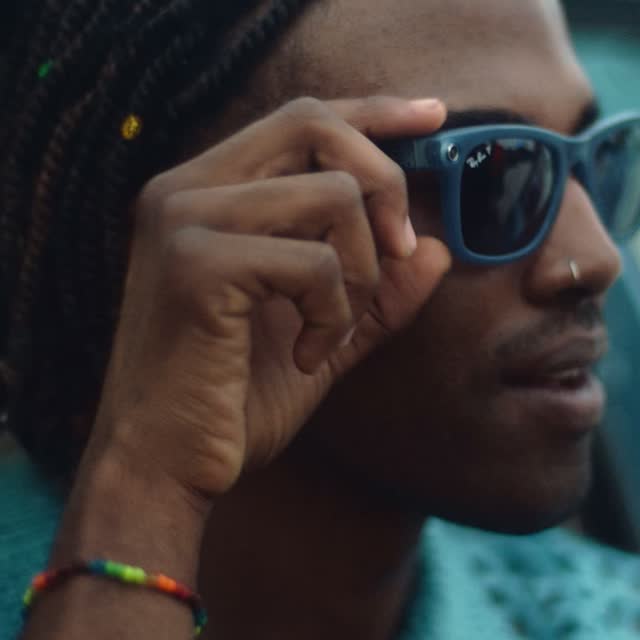 Homem a ajustar óculos Ray-Ban Meta azuis